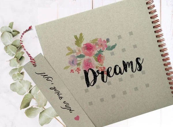 מחברת חלומות DREAM, עם איור פרחים וממותגת עם שם