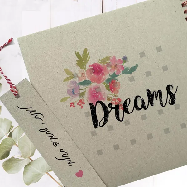 מחברת חלומות DREAM, עם איור פרחים וממותגת עם שם