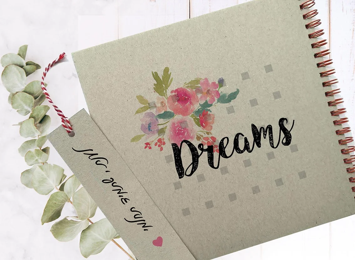 מחברת חלומות DREAM, עם איור פרחים וממותגת עם שם