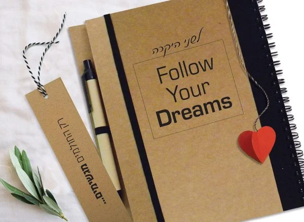 מתנה אישית עם סימניית לב תלת-מימדי - Follow Your Dreams