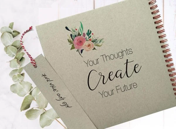 מחברת השראה אישית, עם שם, משפט השראה: "Your Thoughts Create Your Future", בתוספת סימניה ממותגת