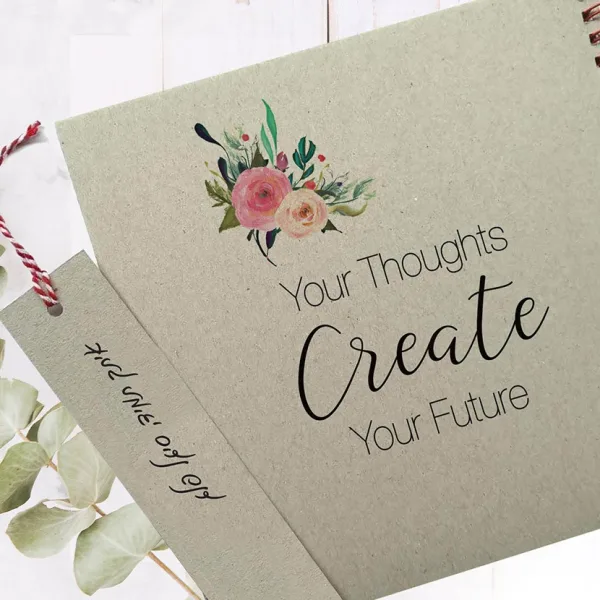 מחברת השראה אישית, עם שם, משפט השראה: "Your Thoughts Create Your Future", בתוספת סימניה ממותגת