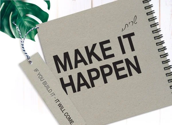 מחברת מטרות אישית, עם שם ומשפט השראה: ״MAKE IT HAPPEN״