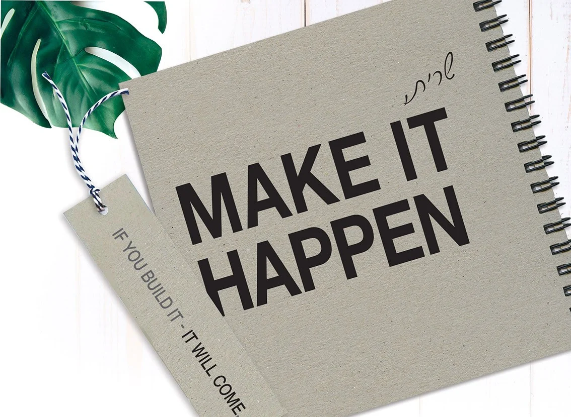 מחברת מטרות אישית, עם שם ומשפט השראה: ״MAKE IT HAPPEN״