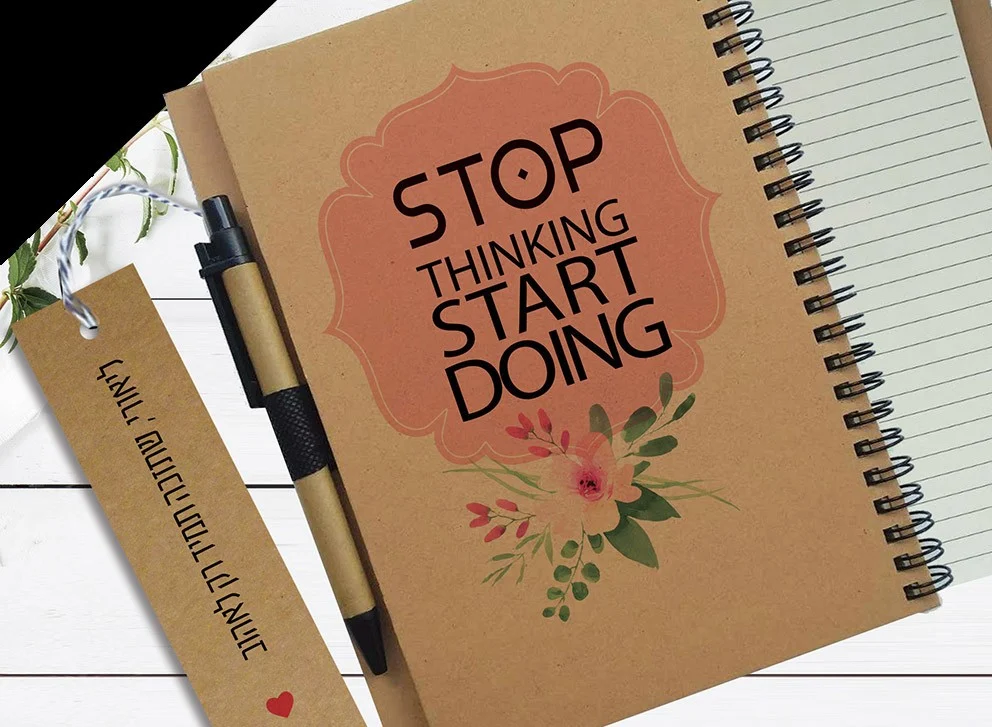 מחברת העצמה אישית בתוספת שם, עם משפט: Stop Thinking Start Doing