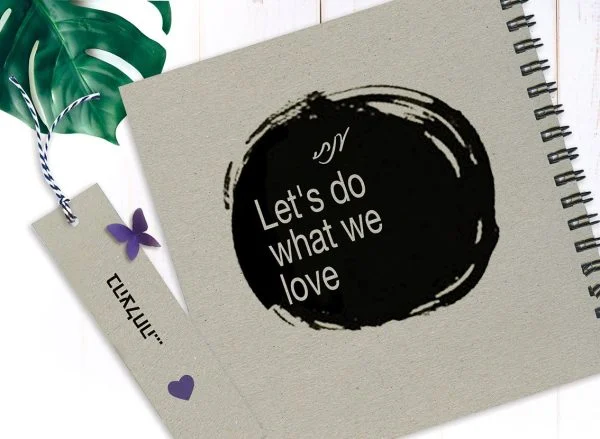 מחברת מטרות אישית, עם שם ומשפט השראה: "Let's Do What We Love"