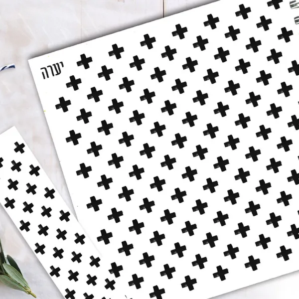 מחברת מעוצבת עם שם, בעיצוב גאומטרי בשחור/לבן, בתוספת סימניה ממותגת