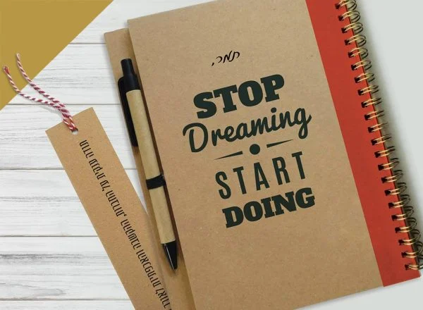 מחברת עם שם ומשפט העצמה אישית: "Stop Dreaming Start Doing", ספירלת נחושת