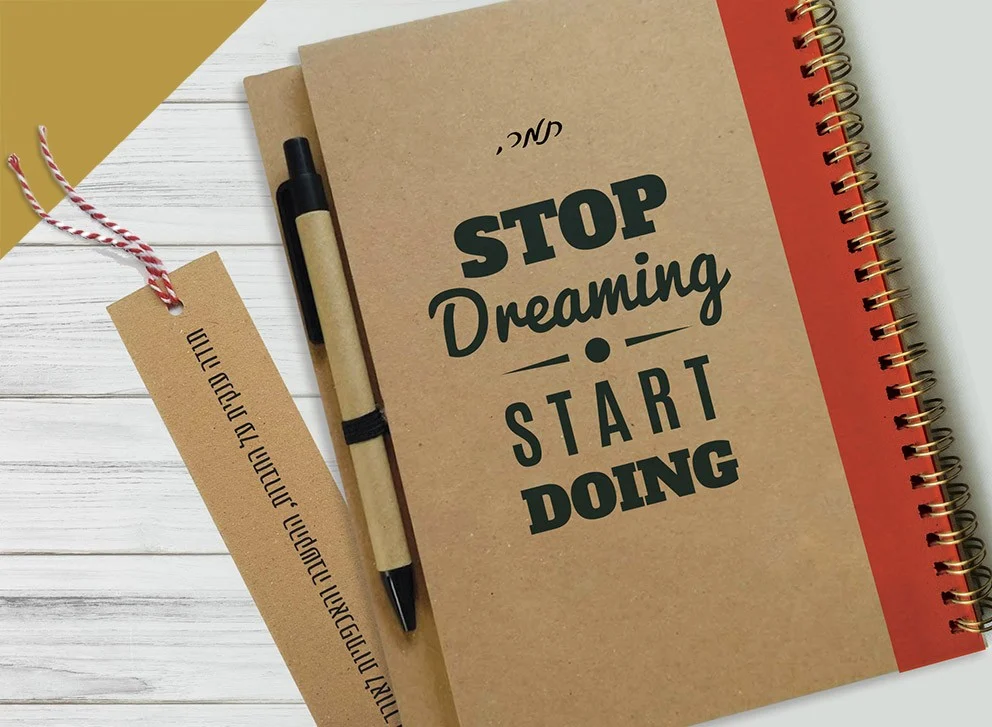 מחברת עם שם ומשפט העצמה אישית: "Stop Dreaming Start Doing", ספירלת נחושת