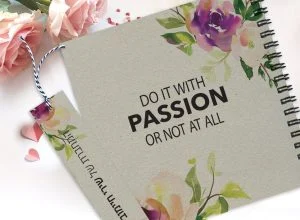 מחברת בעיצוב פרחוני עם שם ומשפט השראה: "DO IT WITH PASSION OR NOT AT ALL" – תמונה 1