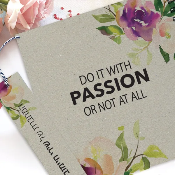 מחברת בעיצוב פרחוני עם שם ומשפט השראה: "DO IT WITH PASSION OR NOT AT ALL"