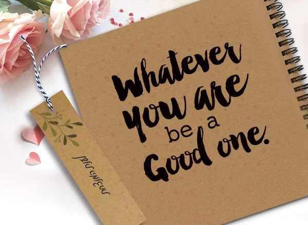 מחברת מעוצבת עם שם ומשפט השראה: ״Whatever you are be a good one״