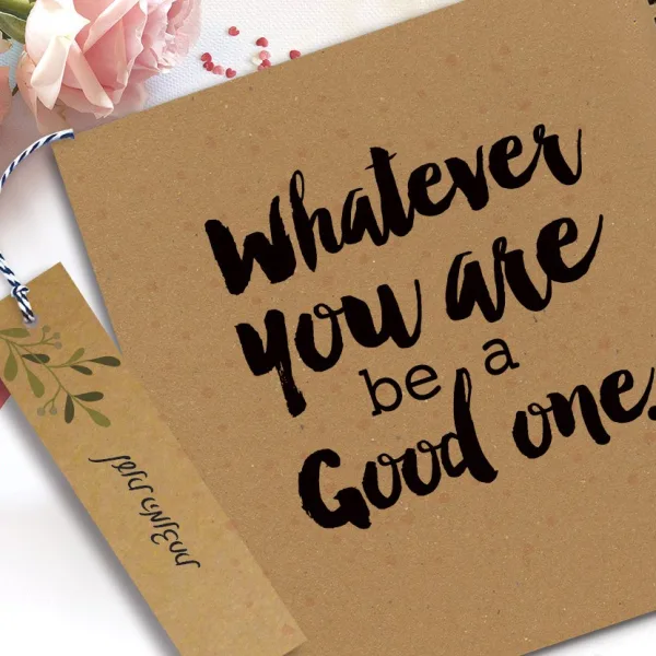 מחברת מעוצבת עם שם ומשפט השראה: ״Whatever you are be a good one״