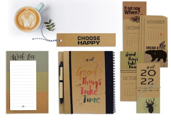קולקציית משפטי השראה: GOOD THINGS TAKE TIME, ממותגת אישית, מודפס על קרטון קראפט חום, הסט כולל: מחברת עם עט וסימניה, ממו-מגנט ולוח שנה, בעיצוב תואם