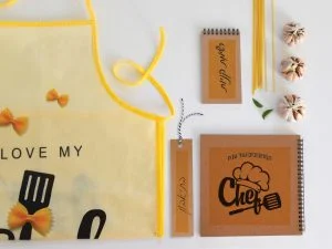 קולקציית מחברת מתכונים בעיצוב "Chef" – סט הכולל: מחברת מתכונים אישית עם שם וסימניה, פנקס רשימות וסינר אל-בד – תמונה 1