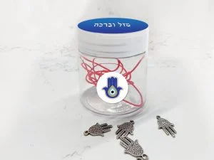 צנצנת ל״מזל וברכה״ עם חוט אדום – תמונה 1