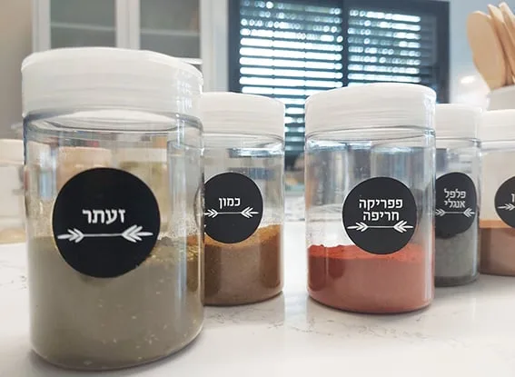 סט צנצנות תבלינים במארז עם מדבקות ממותגות לבחירה