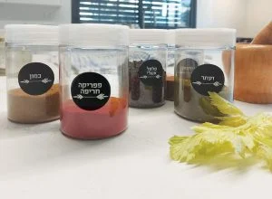 סט צנצנות תבלינים במארז עם מדבקות ממותגות לבחירה – תמונה 3