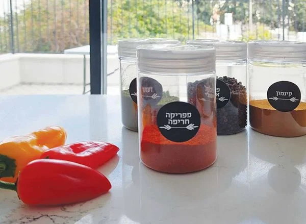 צנצנת תבלינים ממותגת עם מדבקה