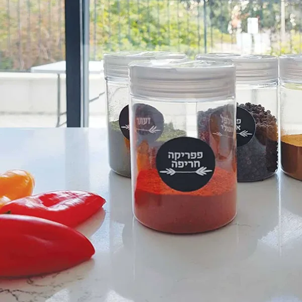 צנצנת תבלינים ממותגת עם מדבקה