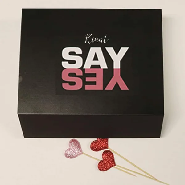קופסת הפתעות "SAY YES" בתוספת עט חץ צבעונית וקיסמים מעוטרים בלב