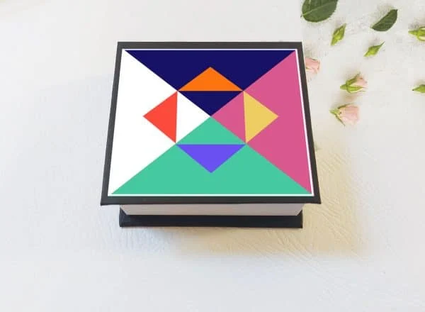 קוביית ממו ממותגת עם פתקיות צבעוניות